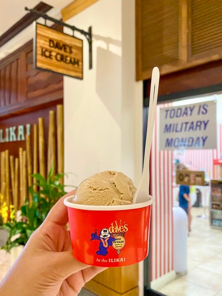 A cup of Dave's Ice Cream Kona coffee flavor, the best ice cream in Waikīkī, Oʻahu.