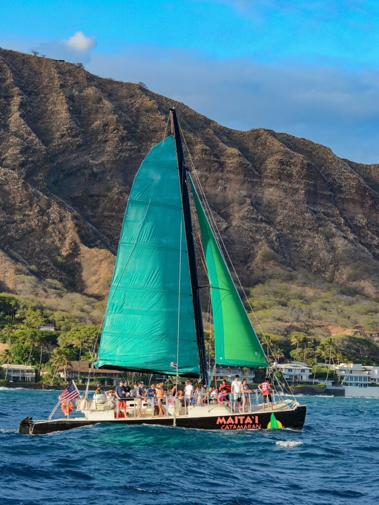 The Mai Tai Catamaran Cruise off Waikīkī Beach, with a Lēʻahi (Diamond Head) backdrop in Oʻahu, Hawaiʻi.