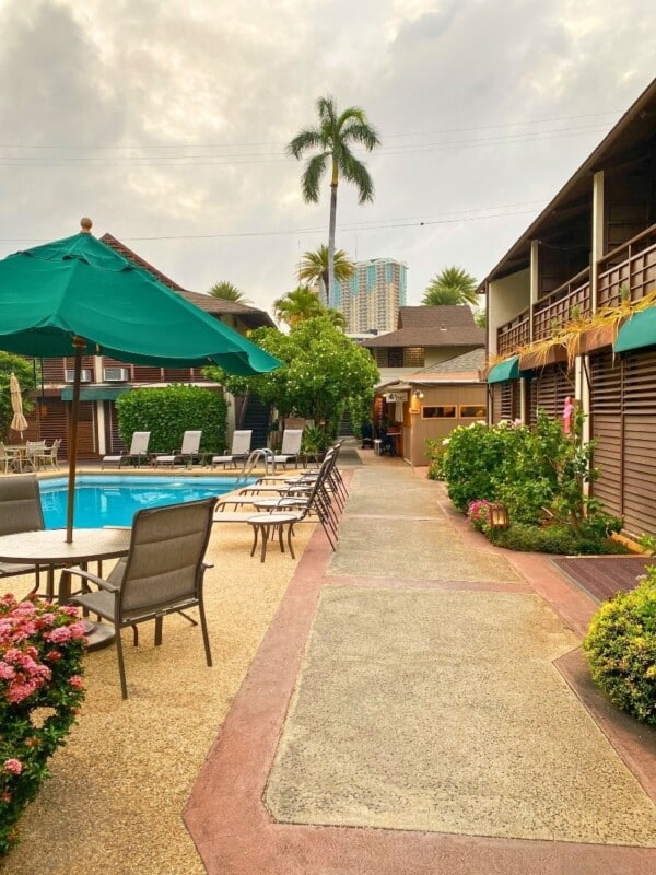 The courtyard with a pool in the middle at The Breakers hotel in Waikīkī.