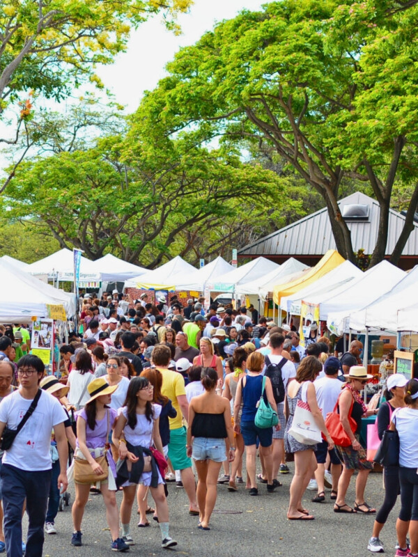 A sea of people attending the Saturday morning KCC Farmers Market in Diamond Head.