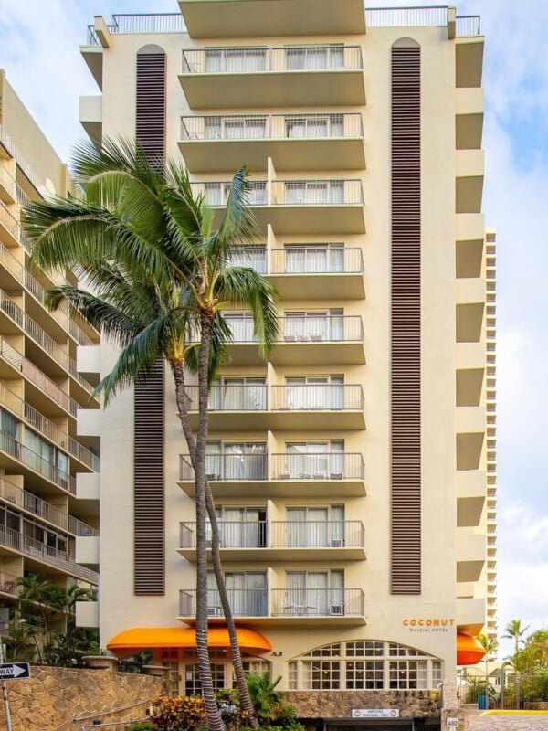 The Coconut Waikiki Hotel by the Ala Wai Boulevard n Waikīkī