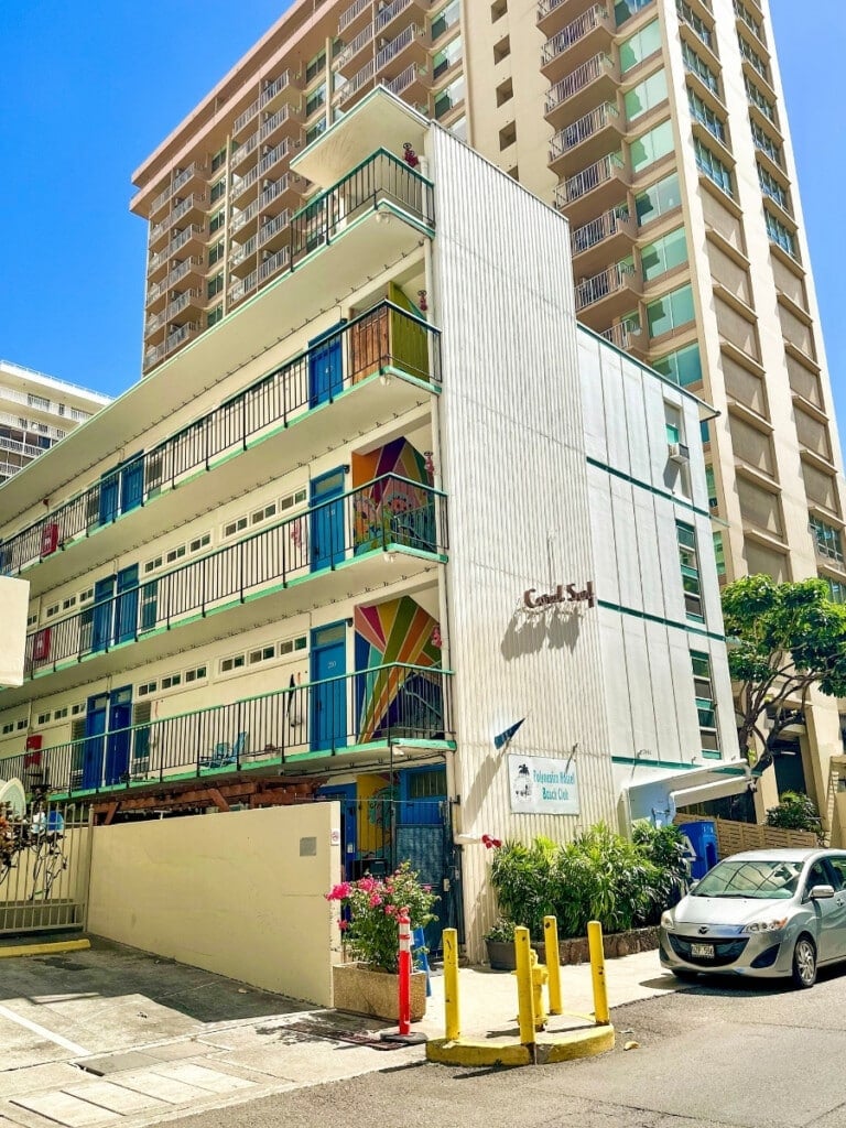 The Polynesian Hostel Beach Club on Lemon Rd in Waikīkī.