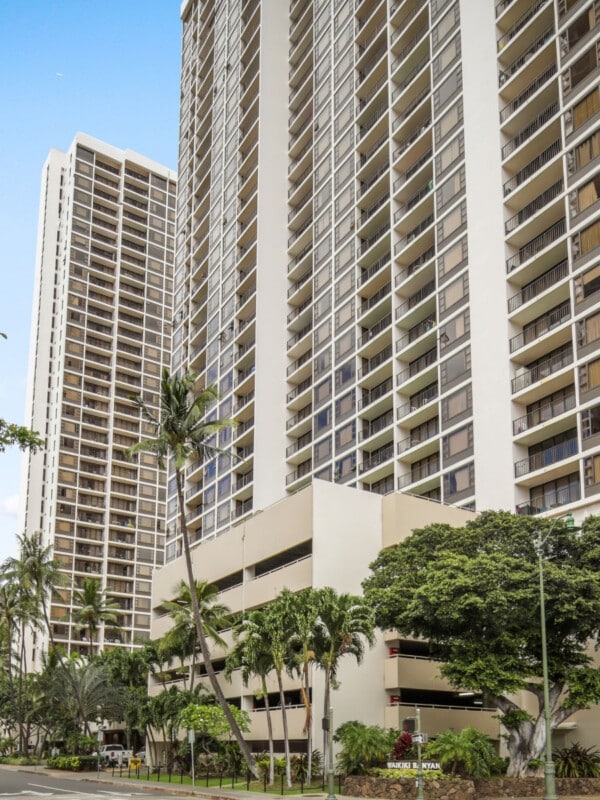 The Aston at the Waikiki Banyan hotel in Waikīkī