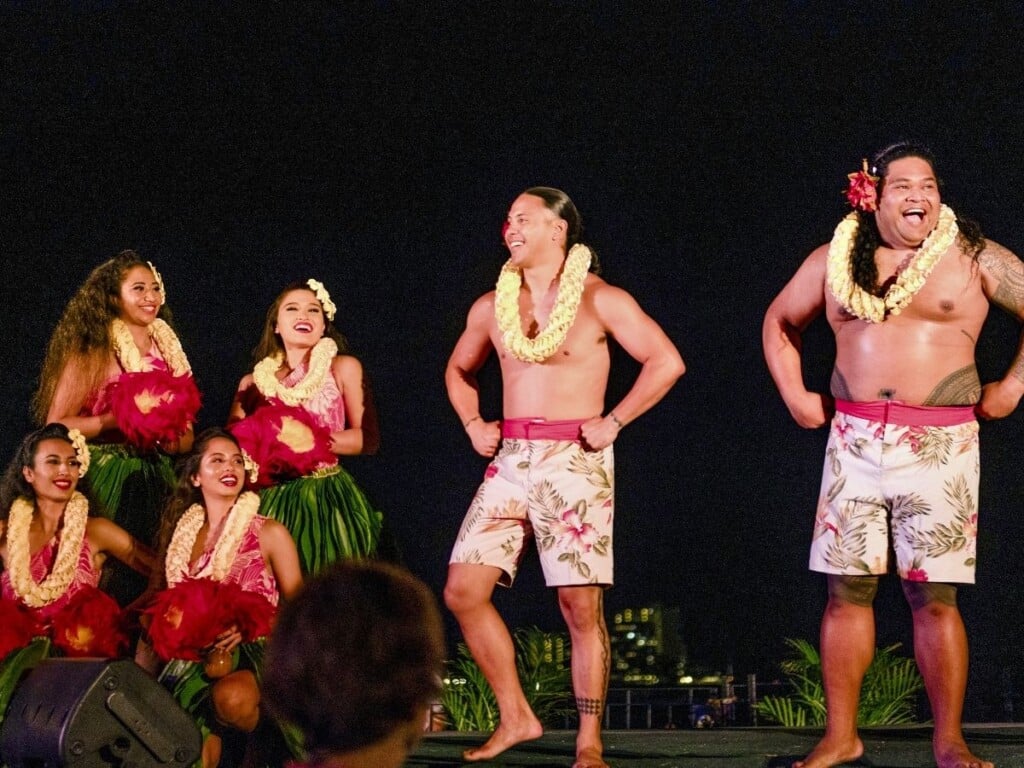 The Ahaʻaina Luau at the Royal Hawaiian Resort features hula performances infused with a touch of 20th-century style.