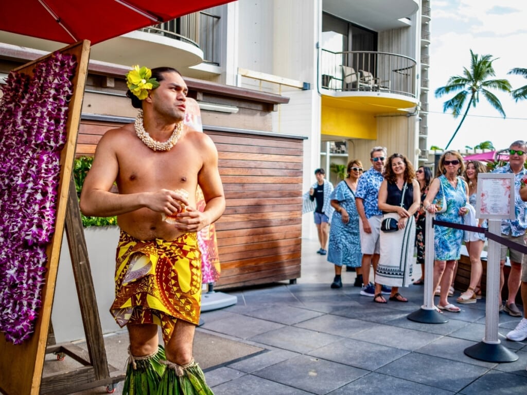 Attendees line up to witness at Pāʻina Waikīkī Lūʻau.