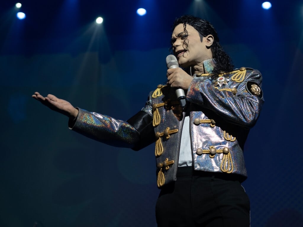 A Michael Jackson impersonator in the Rock-A-Hula Show in Waikīkī.