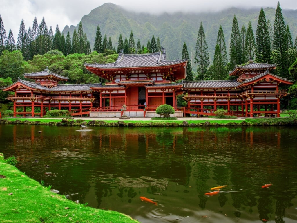 A gorgeous photo of the Byodo-In Temple on Oʻahu, Hawaiʻi.
