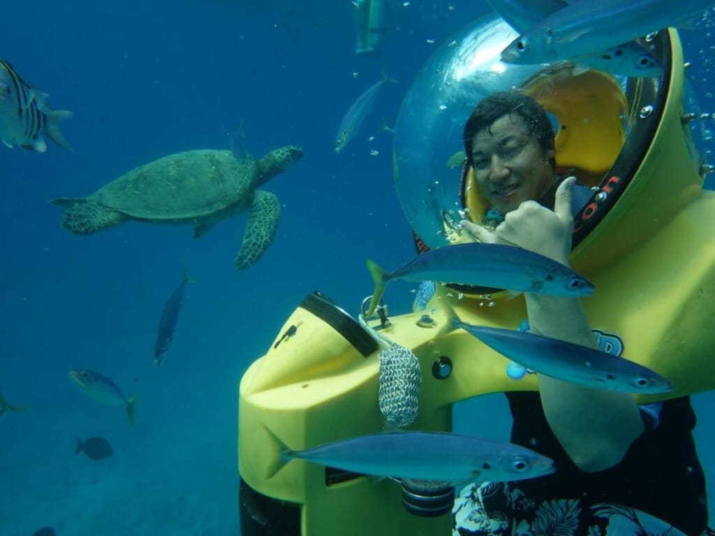 A submarine scooter in action underwater on Oʻahu.