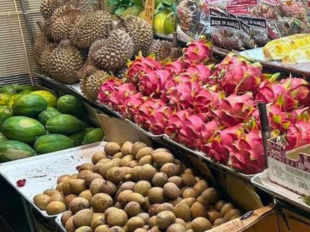 Fresh fruit on display at a Honolulu Chinatown fruit market on the Hawaiʻi Food Tour.