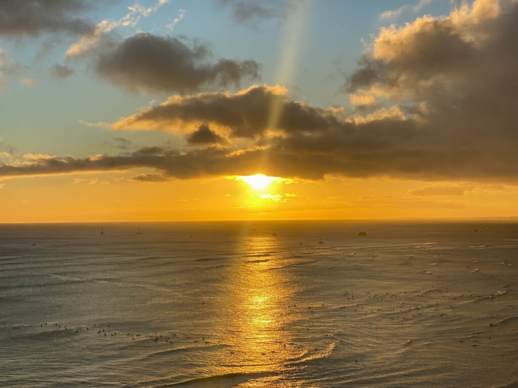Yellow sunset over the island of Oʻahu, Hawaiʻi.