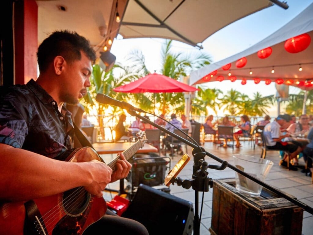 A performer on the lanai (balcony) at Tiki's Grill & Bar in Waikīkī.