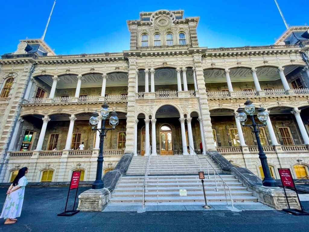 Exterior shot of ʻIolani Palace with stairway leading to the entrance.