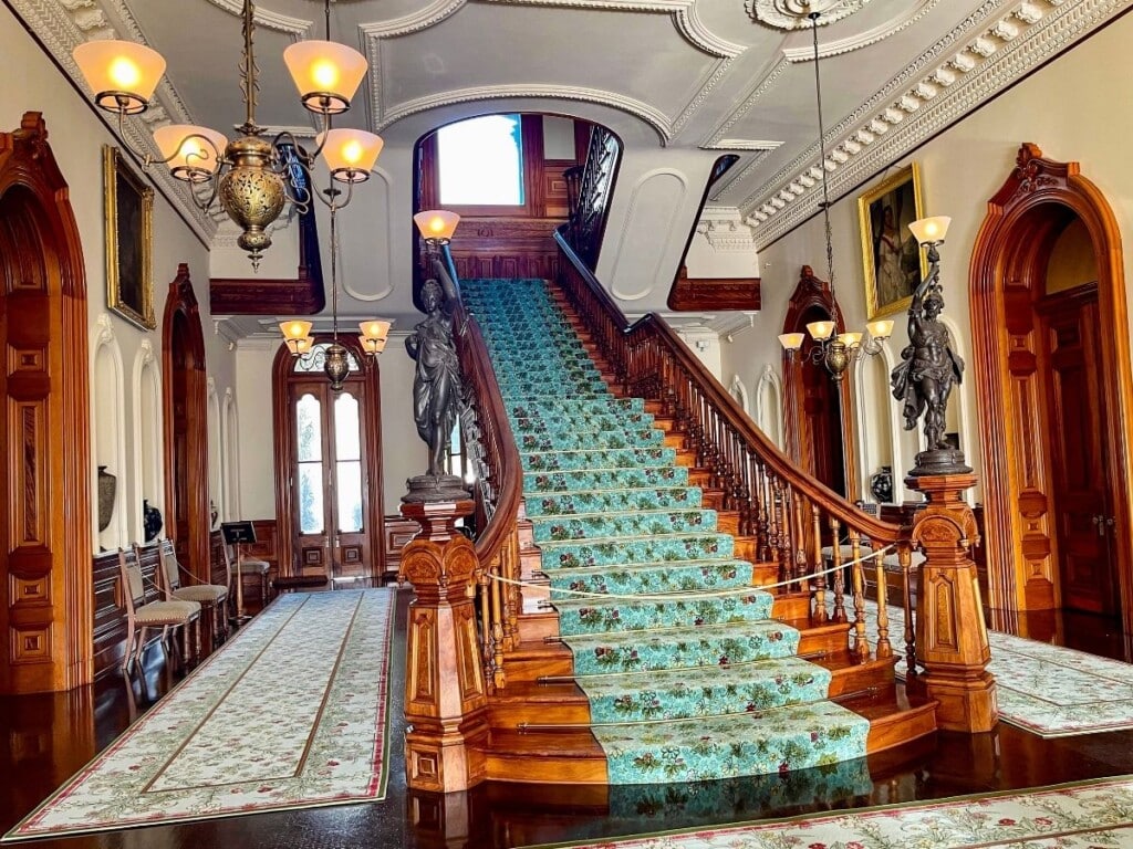 The grand hall with the grand staircase as the centerpiece at ʻIolani Palace.